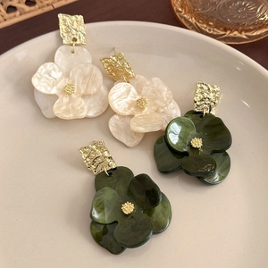 French retro acrylic flower earrings with marbled texture and gold metal accents