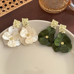 Vintage French Style Cellulose Acetate Flower Drop Earrings For Women Elegant Gold Tone Metal Floral Dangle Earrings Party Jewelry