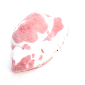 Detail van zachte roze en witte pluche vissershoed met koeprint en imitatiebont textuur