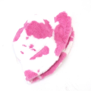 Detail van zachte pluche textuur op de roze en witte koeienprint winter vissershoed