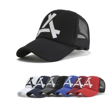 Dettaglio dei cappellini trucker in cotone e mesh con cinturini regolabili in vari colori