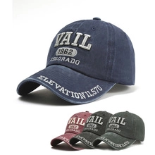 Dettaglio cappellino vintage in cotone lavato con ricamo VAIL 1962 COLORADO retrò