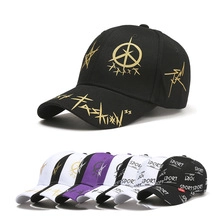 Dettaglio cappellino da baseball in cotone con stampa graffiti e anello in metallo
