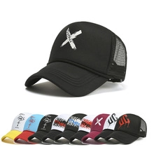 Dettaglio di vari colori di cappellini da baseball con mesh traspirante e stampa X