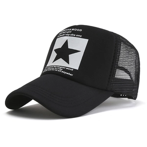 Détail de la casquette trucker en filet noir avec imprimé étoile et visière courbée