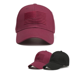 Cappellino da baseball unisex con ricamo bandiera americana in bordeaux e nero