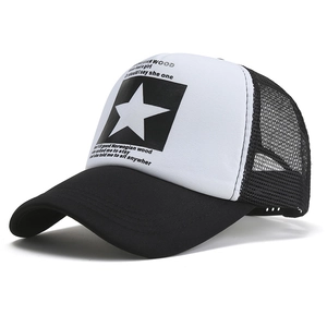 Détail de la casquette trucker noir et blanc avec maille filet et motif d'étoile