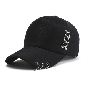 Dettaglio del cappellino nero con anelli in argento e fibbie metalliche stile punk