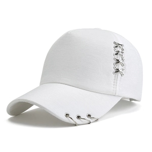 Dettaglio del cappellino bianco con anelli d'argento e fibbia metallica laterale