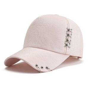 Dettaglio cappello baseball rosa in cotone con anelli in metallo e catena argento
