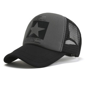 Casquette trucker respirante avec motif étoile grise et filet noir vue de profil à 45 degrés