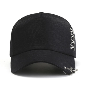 Berretto da baseball nero stile punk con anelli metallici argento su sfondo bianco