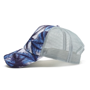 Dettaglio della stampa a palme blu e della rete traspirante grigia su questo cappellino