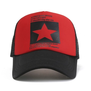 Détail de la casquette trucker rouge avec filet noir et motif étoile à cinq branches
