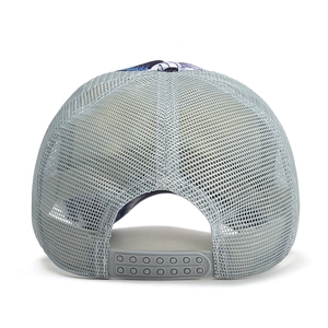 Dettaglio del retro in rete traspirante e chiusura snapback regolabile del cappellino grigio
