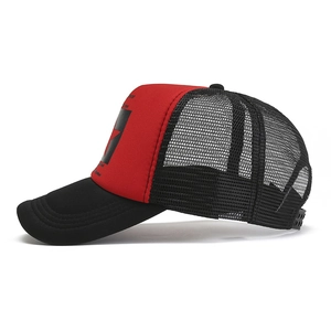 Vue latérale de casquette trucker bicolore avec étoile rouge et filet noir