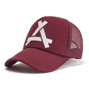 Détail de l'arrière en maille respirante et du logo blanc sur la casquette trucker rouge