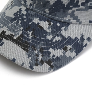 Vue macro du tissu camouflage numérique et des coutures renforcées d'une casquette tactique