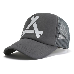 Vue détaillée de la casquette trucker grise avec logo App Store blanc sur le devant