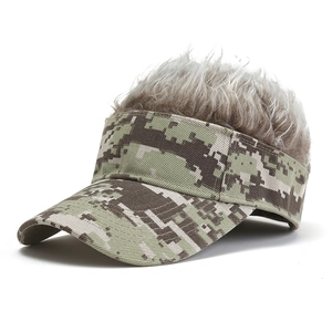 Casquette de baseball camouflage avec décoration de perruque grise pour protection
