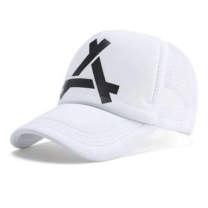 Vue détaillée d'une casquette trucker blanche avec logo A en étoile et filet respirant