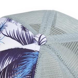 Dettaglio del tessuto con stampa di palme e rete traspirante sulla parte superiore del cappello