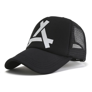 Détail de la casquette trucker noire montrant le tissu mesh et le logo A blanc à l'avant