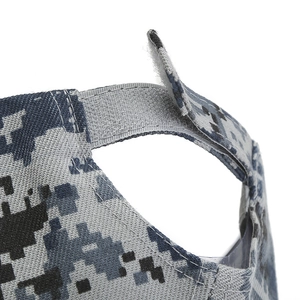 Détail de la sangle auto-agrippante sur la casquette tactique camouflage numérique bleu