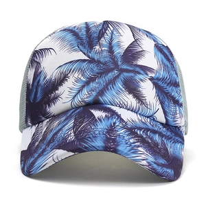 Dettaglio della stampa tropicale con palme sul cappello trucker in rete traspirante