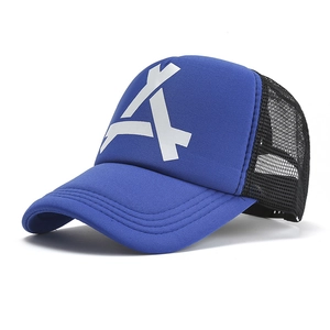 Détail de la casquette trucker bleu roi avec filet noir respirant et logo A blanc