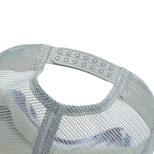 Cappello trucker in rete grigia con tessuto traspirante e chiusura snapback regolabile