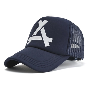 Détail de la casquette trucker bleu marine avec filet respirant et logo blanc à l'avant