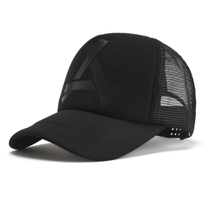 Détail de l'arrière en maille respirante et de la sangle réglable de cette casquette trucker noire