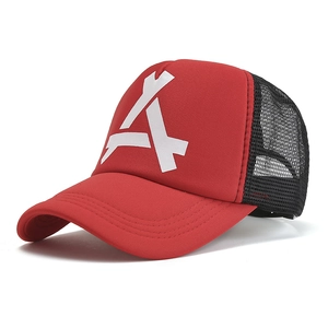 Détail de la casquette trucker rouge avec logo blanc et maille noire respirante