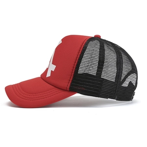 Vue latérale de la casquette trucker rouge et noire avec le chiffre 4 et maille filet