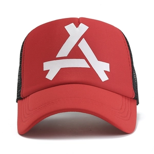 Vue avant de la casquette trucker en mesh rouge et noire avec logo blanc app store