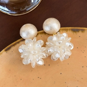 Dettaglio di perla bianca con petali traslucidi su un piatto in ceramica calda