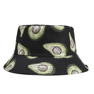Détail des coutures et de l'imprimé avocat sur le chapeau bob en coton noir de qualité