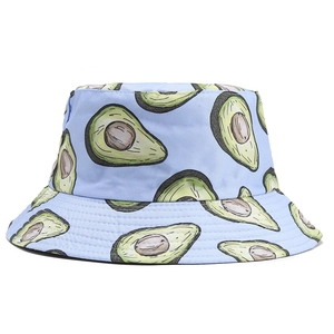 Détail d'un chapeau bob bleu clair avec imprimé avocat et texture en toile de coton