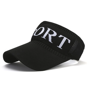 Detail einer schwarzen Strick-Sonnenblende mit weißem SPORT-Logo und Texturdetails