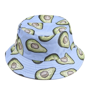 Détail d'un chapeau bob bleu clair orné d'un motif imprimé d'avocats de dessin animé