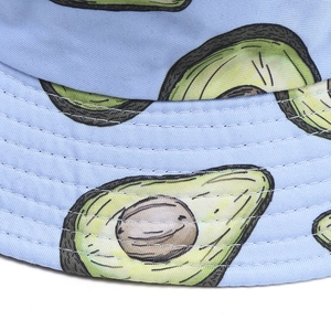 Gros plan du chapeau bob bleu clair à motif avocat montrant la texture et les coutures