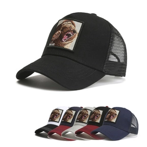 Detailansicht der Bären-Stickerei auf Camouflage-Mesh-Trucker-Baseballkappen für Damen
