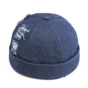 Détails du bonnet docker en denim bleu foncé avec bords effilochés et aspect délavé