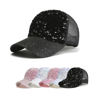Detail einer glitzernden Pailletten-Baseballkappe mit Netz und verschiedenen Farboptionen