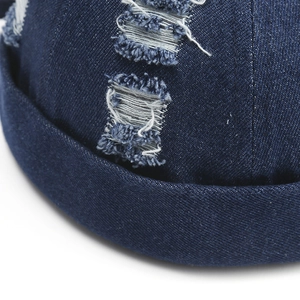 Bonnet docker en denim bleu marine vintage avec détails usés et bord roulé