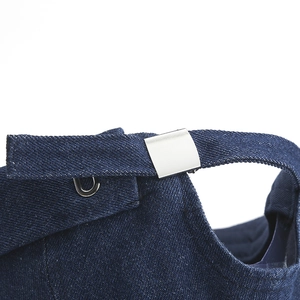 Vue arrière du bonnet docker en denim bleu foncé avec boucle de réglage en métal argenté