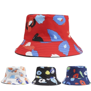 Vissershoed met abstracte graffiti-print in rood, zwart, wit en donkerblauw