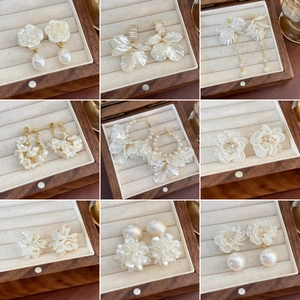 Eleganti Orecchini con Nappina Floreale Bianca in Lega Resina Perla Artificial Petalo Orecchini a Pendente per Donna Matrimonio Festa Accessori Gioielli Stile Francese