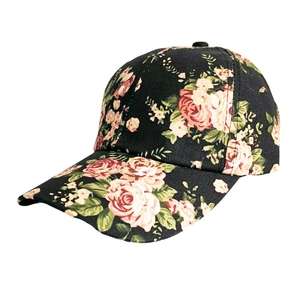 Detailansicht der Baumwoll-Baseballkappe mit Vintage-Rosen-Druck auf schwarzem Stoff